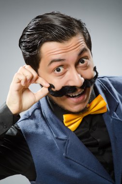 Komik adam koyu arka plan