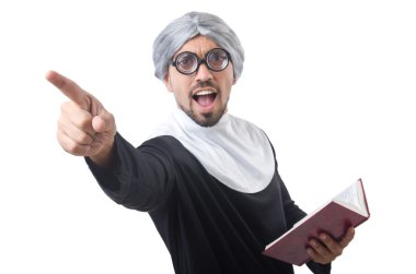 Rahibe kostümü giyen adam beyazın üzerinde izole edilmiş.