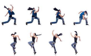 Dansçı beyaz üzerinde dans ediyor