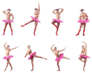 Beyaz bale eteği giyen adam izole edilmiş.