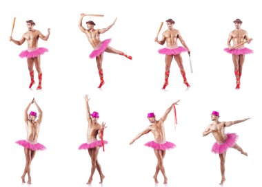 Beyaz bale eteği giyen adam izole edilmiş.