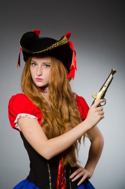 Korsan kostümlü kadın - Cadılar Bayramı konsepti