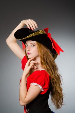 Korsan kostümlü kadın - Cadılar Bayramı konsepti