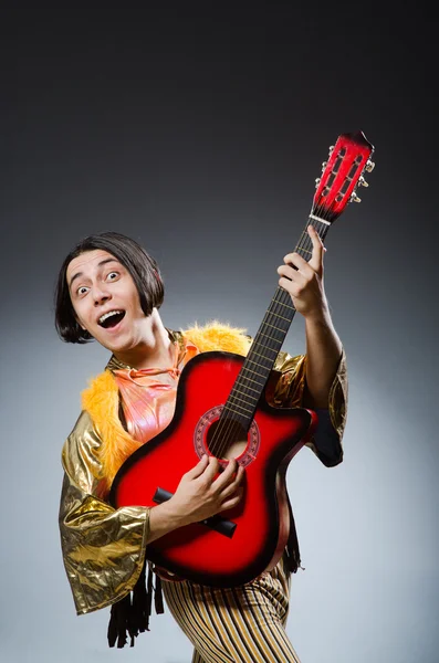 Homem com guitarra no conceito musical — Fotografia de Stock
