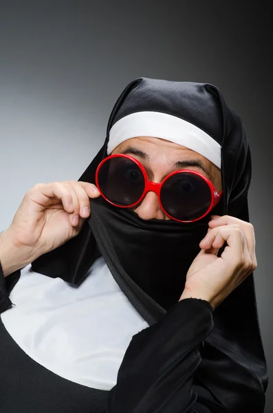 Homme portant des vêtements de nonne dans le concept drôle — Photo
