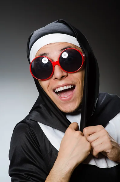 Homme portant des vêtements de nonne dans le concept drôle — Photo