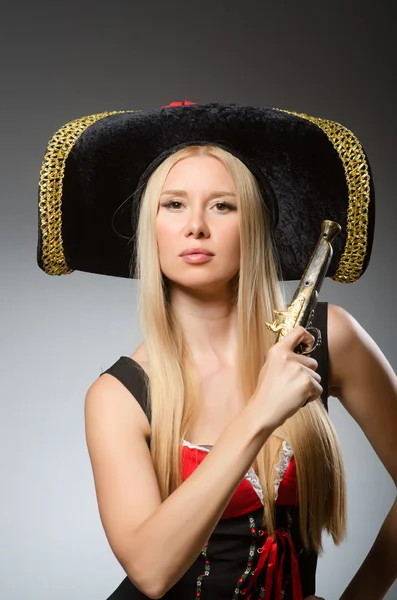 Vrouw in piratenkostuum - Halloween concept — Stockfoto