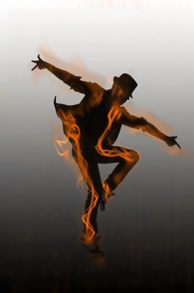 Tänzer tanzt Tänze auf dunklem Hintergrund — Stockfoto