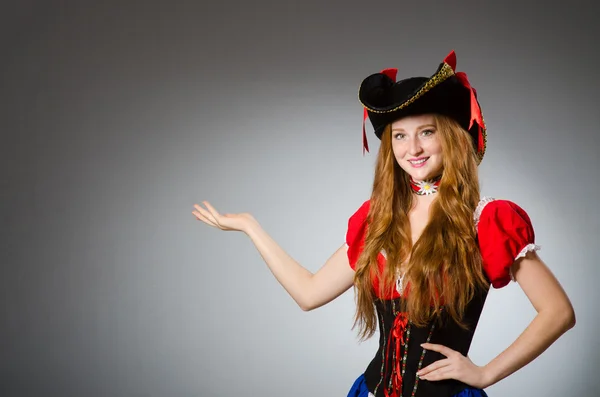 Mujer en traje de pirata - concepto de Halloween —  Fotos de Stock