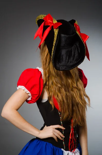 Женщина в костюме пирата - концепция Хэллоуина — стоковое фото