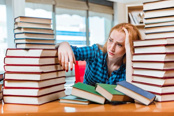 Jeune étudiante se préparant aux examens — Photo