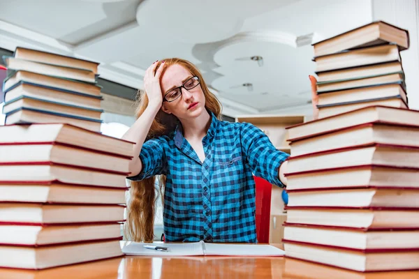 Ung kvinnlig student förbereder sig för tentor — Stockfoto