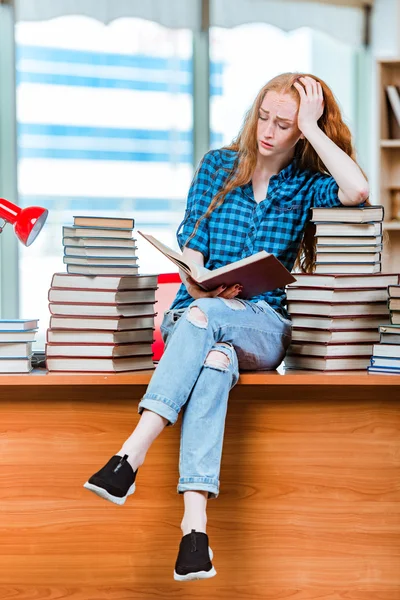 Mladá studentka se připravuje na zkoušky — Stock fotografie