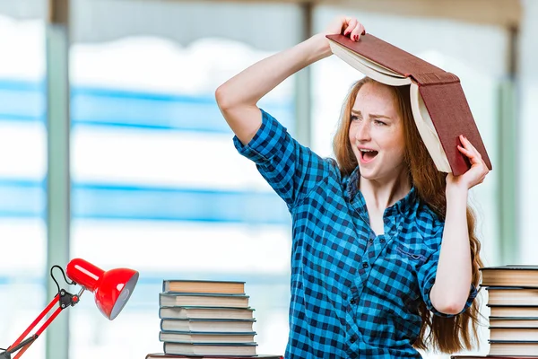 Mladá studentka se připravuje na zkoušky — Stock fotografie