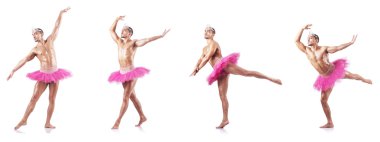 Beyaz bale eteği giyen adam izole edilmiş.