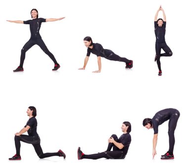 Genç adam beyazlar üzerinde alıştırma yapıyor.