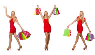 Alışveriş torbaları olan kadın beyazda yalnız.