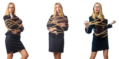 Beyaz arka plan üzerinde izole kadın bağladı