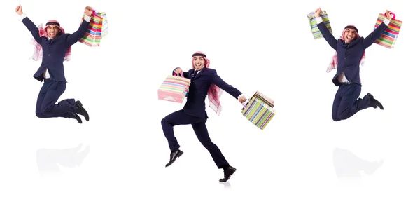 Homme arabe avec des cadeaux shopping sur blanc — Photo