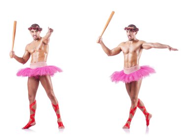 Beyaz bale eteği giyen adam izole edilmiş.