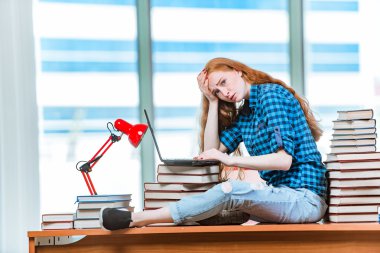 Sınavlara hazırlanan genç kız öğrenci.