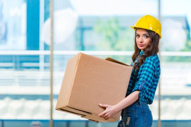Güzel genç kadın taşıma kutusu