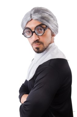 Rahibe kostümü giyen adam beyazın üzerinde izole edilmiş.