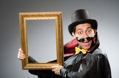 Resim çerçeveli komik adam.