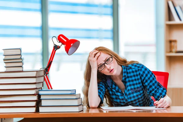 Jeune étudiante se préparant aux examens — Photo