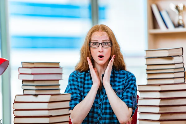 Jonge vrouwelijke student bereidt zich voor op examens — Stockfoto