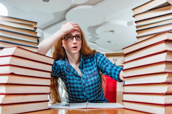 Jonge vrouwelijke student bereidt zich voor op examens — Stockfoto