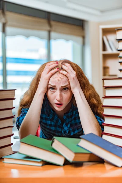 Jonge vrouwelijke student bereidt zich voor op examens — Stockfoto