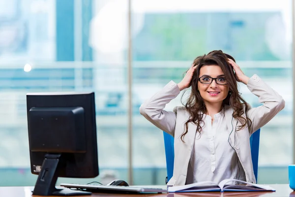 Call center operátor dolgozik az irodában — Stock Fotó