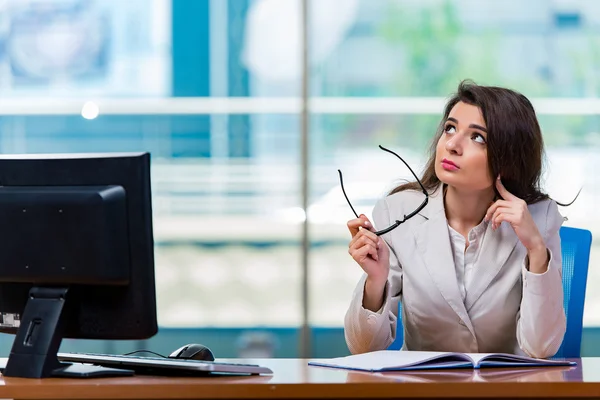 Femme d'affaires assise au bureau — Photo