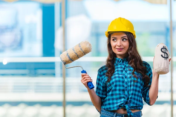 Niza joven pintora de trabajo — Foto de Stock