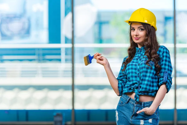 Niza joven pintora de trabajo — Foto de Stock