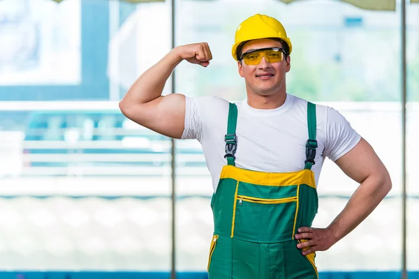 Giovane operaio edile che lavora nel cantiere — Foto Stock