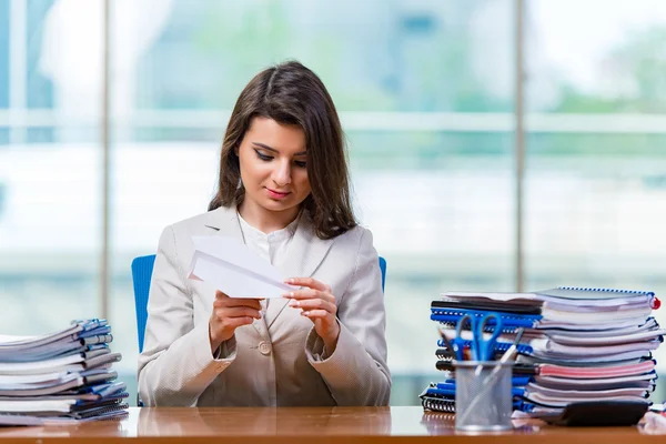 Femme d'affaires assise au bureau — Photo