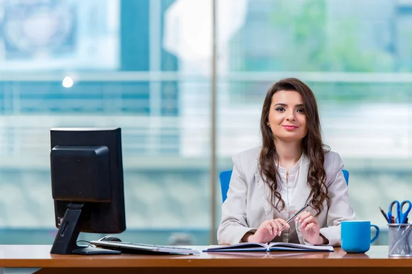 Affärskvinna som sitter vid skrivbordet — Stockfoto