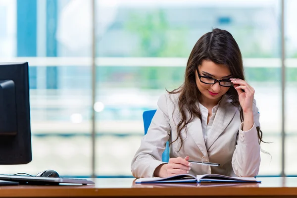 Empresária sentada na mesa do escritório — Fotografia de Stock