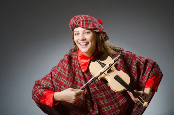 Kobieta w szkockiej odzieży w koncepcji muzycznej — Zdjęcie stockowe