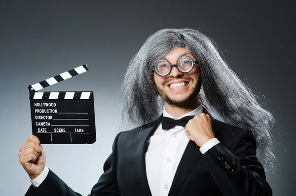 Uomo divertente con clapboard film — Foto Stock