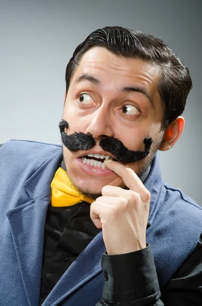 Hombre gracioso contra fondo oscuro — Foto de Stock