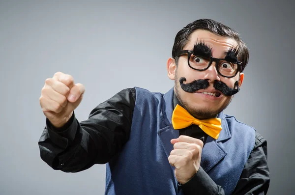 Hombre gracioso contra fondo oscuro — Foto de Stock