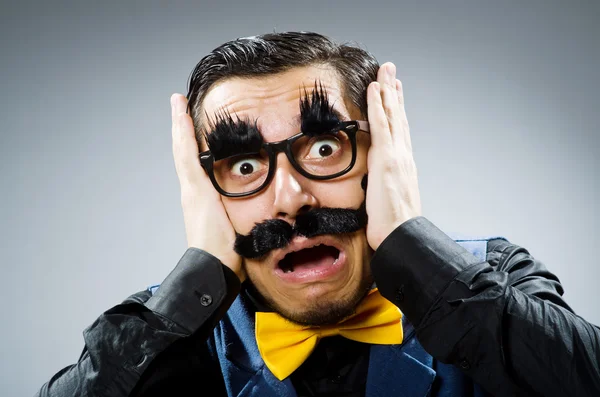 Hombre gracioso contra fondo oscuro —  Fotos de Stock