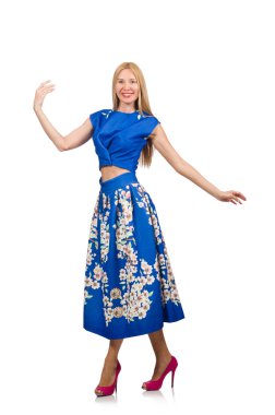 Uzun mavi folral elbiseli kadın, beyazda soyutlanmış.