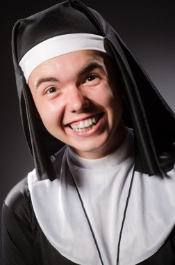 Rahibe kıyafeti giyen komik bir adam.