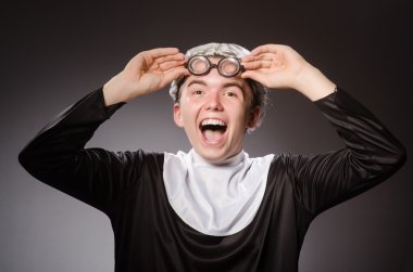 Rahibe kıyafeti giyen komik bir adam.