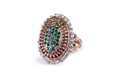 Beyaz arka plan üzerinde izole altın mücevher yüzük