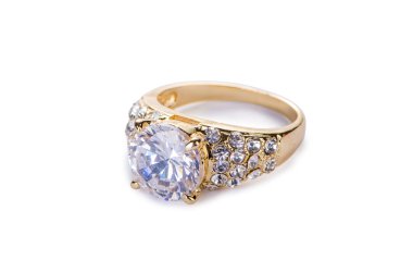 Beyaz arka plan üzerinde izole altın mücevher yüzük